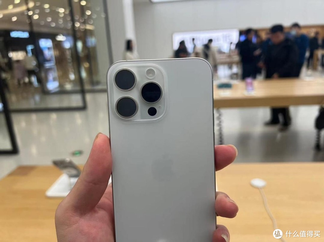 库克又来中国了：iPhone 15 Pro Max大降价，你会给库克面子吗？