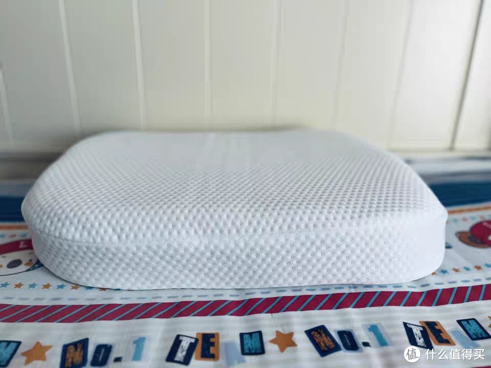 TEMPUR泰普尔记忆棉护颈枕：米黄千禧感温枕，守护你的颈椎与甜美梦境