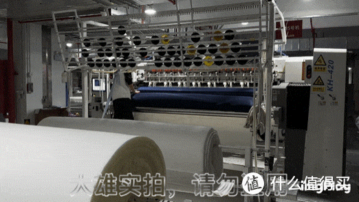 裥棉机的工作，主要是面料层、底面、围边条等的用料制作