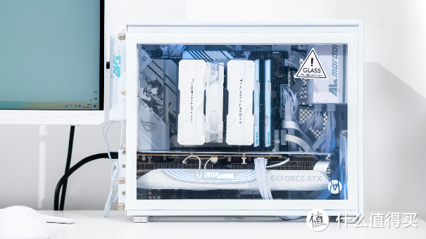 MATX 也紧凑：华硕小吹雪S+宏碁掠夺者+索泰 RTX4080 SUPER 月白装机展示