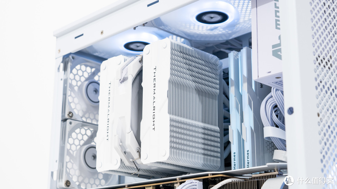 MATX 也紧凑：华硕小吹雪S+宏碁掠夺者+索泰 RTX4080 SUPER 月白装机展示