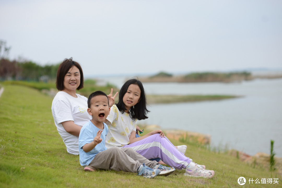 东平环湖路上，路遇鱼儿放生，赏花亲子游乐无限，乘手摇小舟的乐趣！