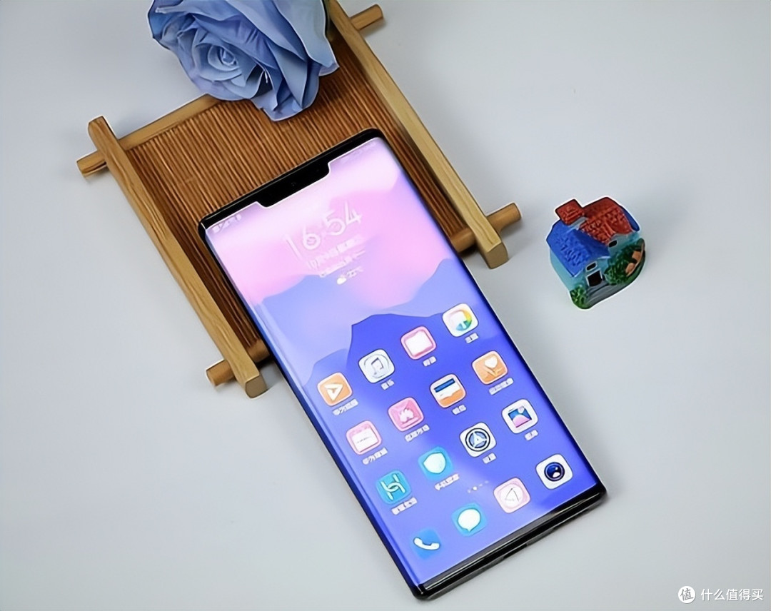 搭载4500mah的大电池,以及支持40w有线快充和27w无线充电的华为mate30