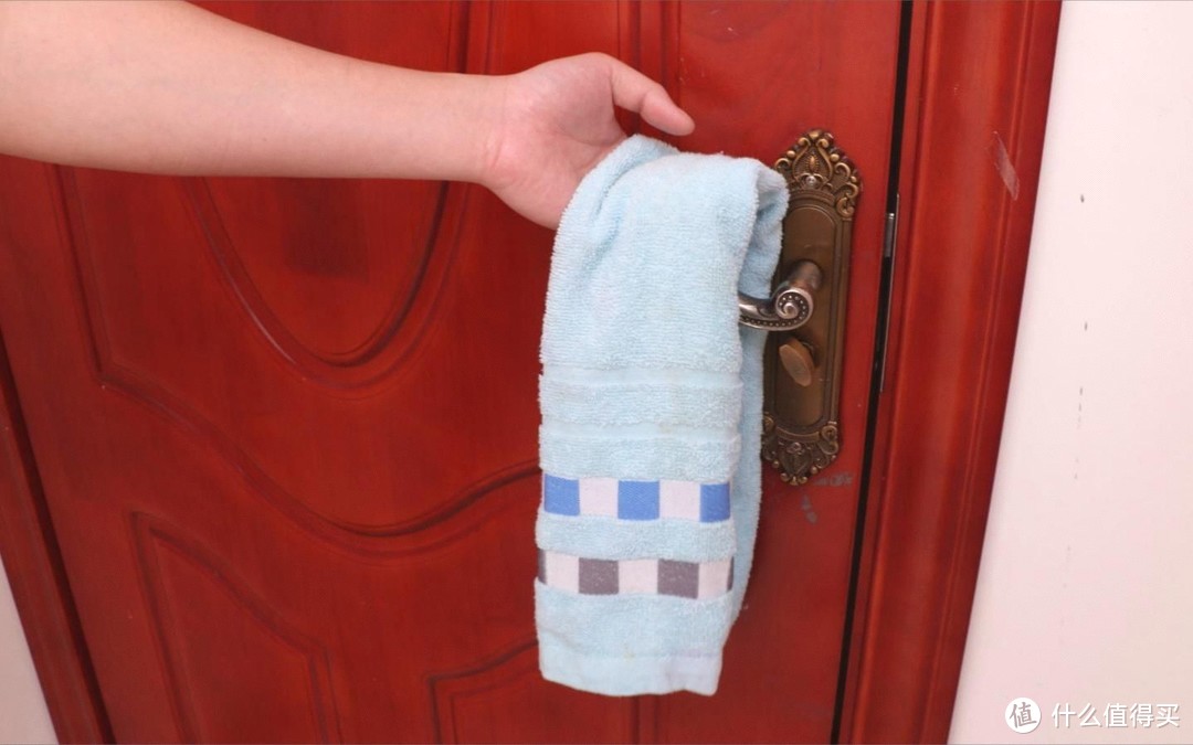 睡觉前，在门上挂一条毛巾，原来有这么多妙用，好多人都不知道