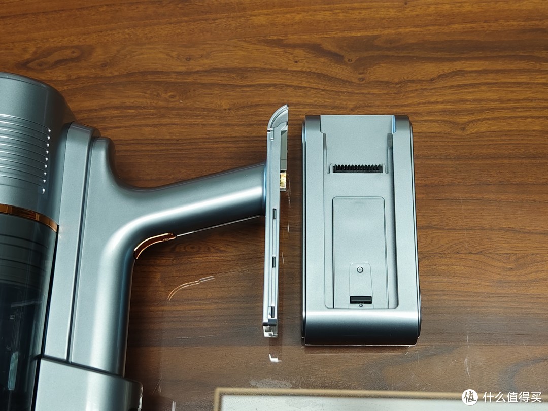 如何选择一台省心好维护的吸尘器，带有自动集尘功能的友望V100值得购买吗？实机测评告诉你答案。