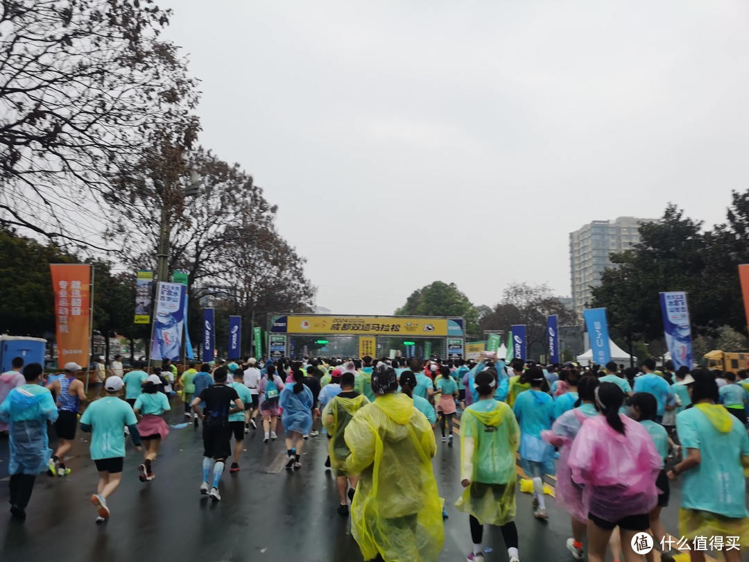 大雨中，跑个双遗马拉松。