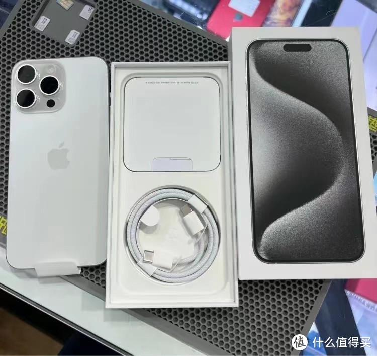 库克化身“价格屠夫”：iPhone 15 Pro Max跳水价1300元，A17Pro+钛金属