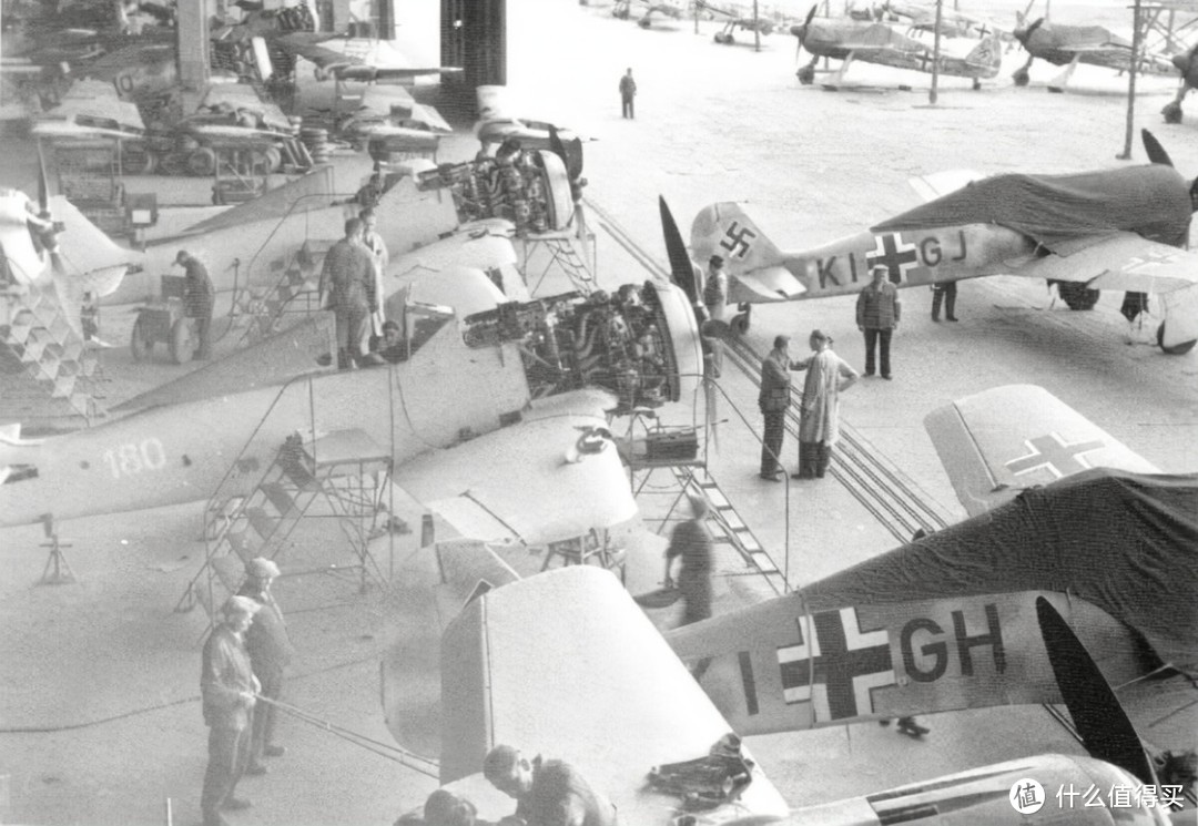 阿戈公司(Ago)的Fw-190生产现场。除了福克-沃尔夫，还有阿戈、阿拉多和菲泽勒(Fieseler)参与了前期的Fw-190生产。