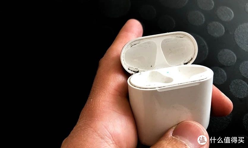 一次回家后当要使用tws耳机,照往常一样,打开耳机盒时,映入眼帘的是少
