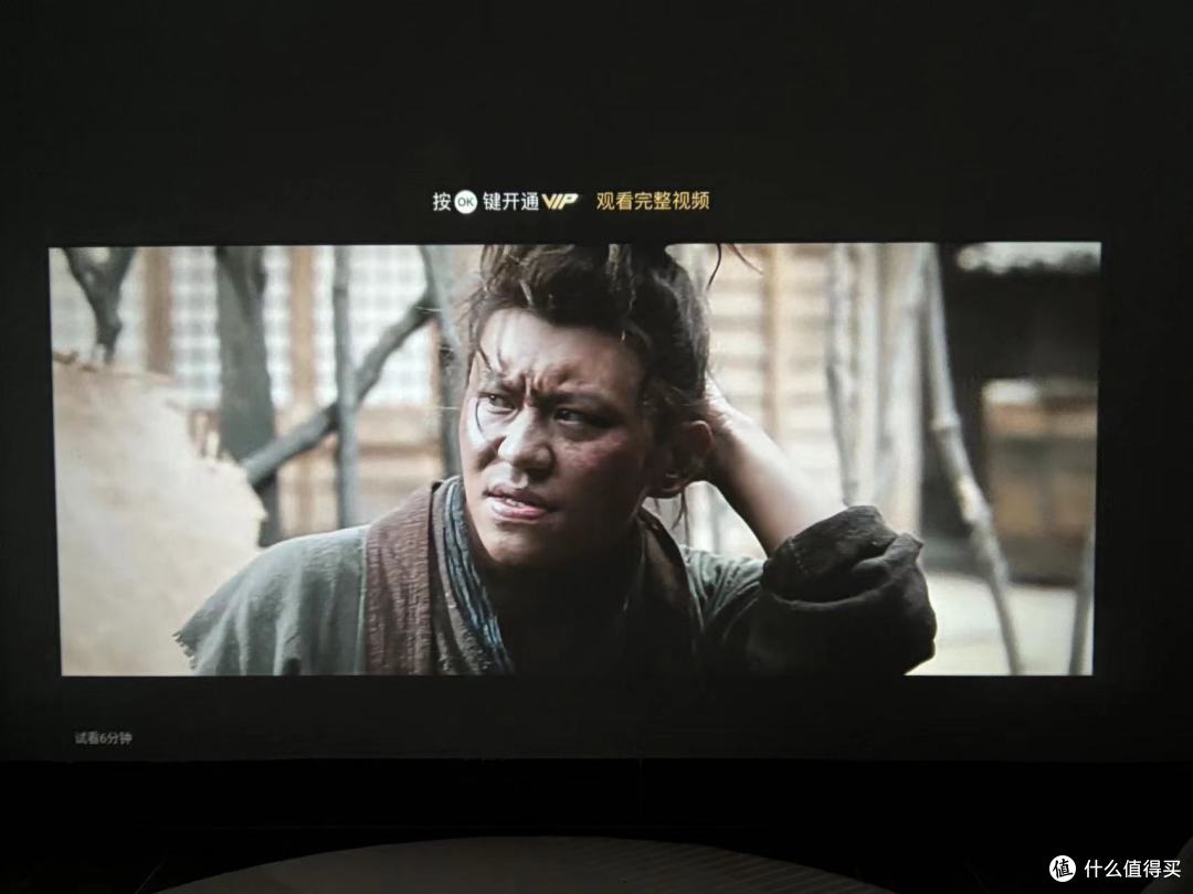 微果Y1投影仪深度测评:小巧便携的家庭影院新宠——奶茶白版