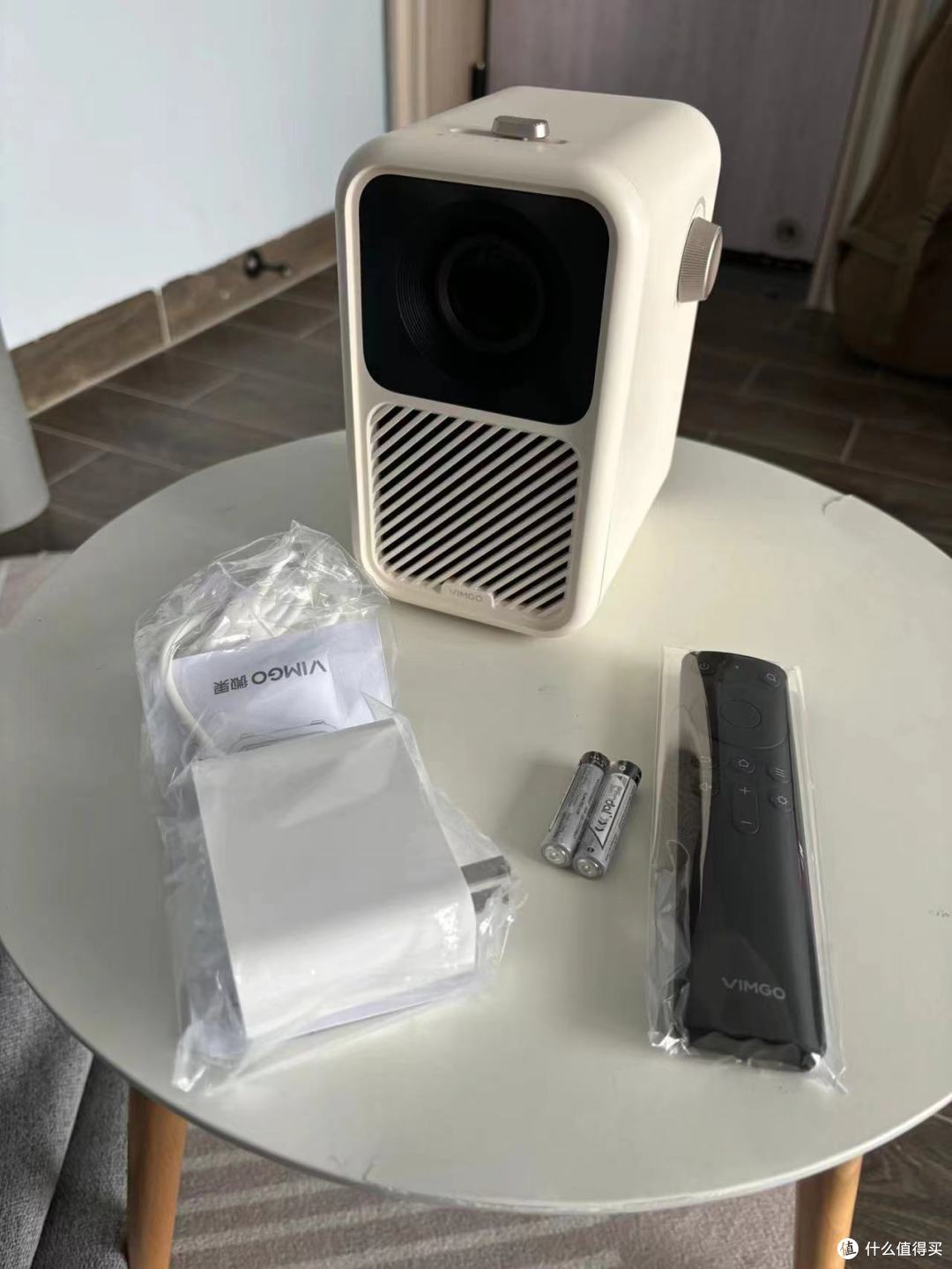 微果Y1投影仪深度测评:小巧便携的家庭影院新宠——奶茶白版