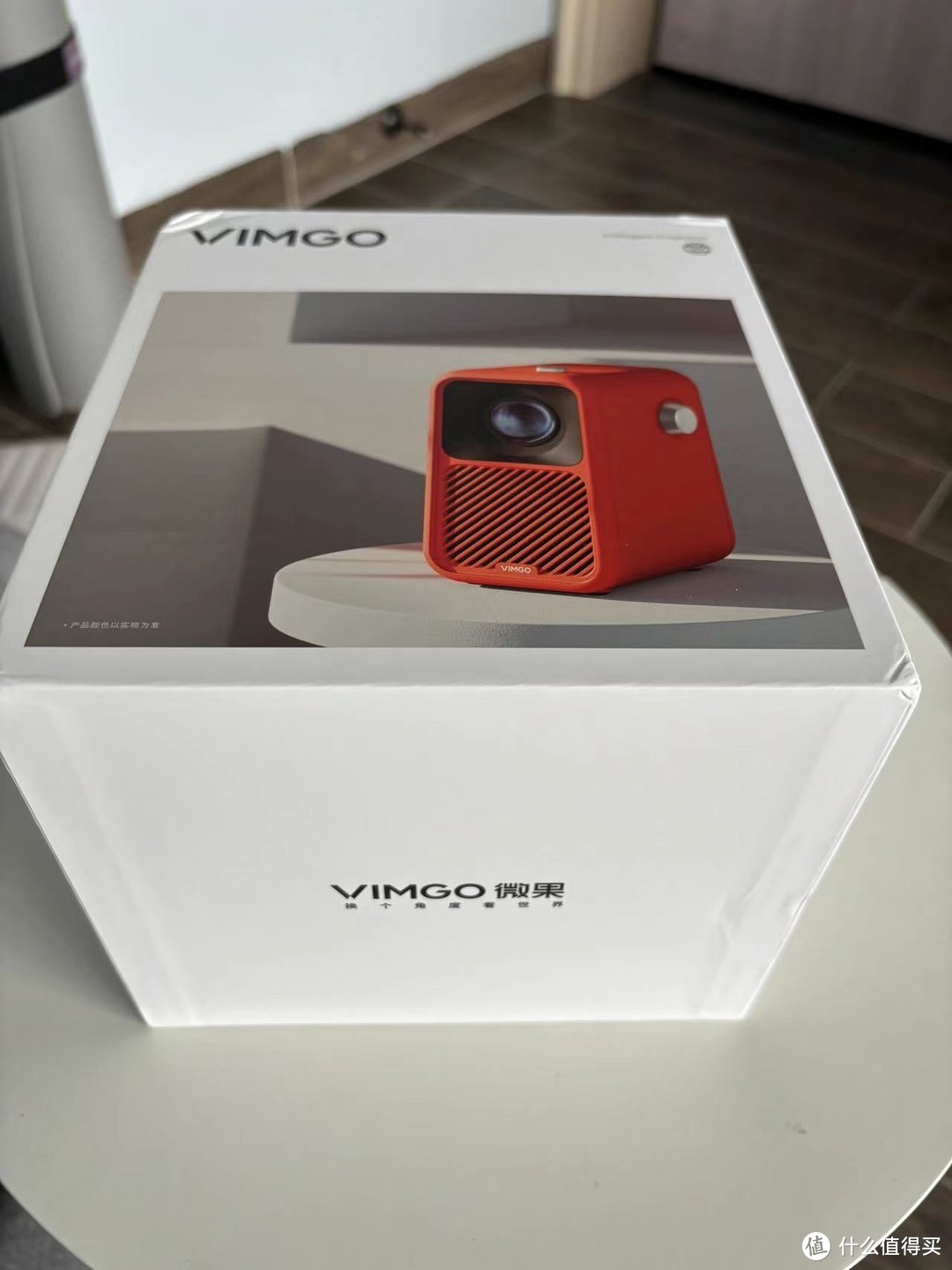 微果Y1投影仪深度测评:小巧便携的家庭影院新宠——奶茶白版