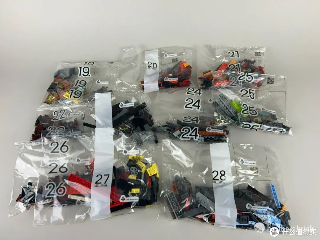 这个套装采用了一个大号的方形黑色盒子,盒子上印有《蝙蝠侠:动画系列