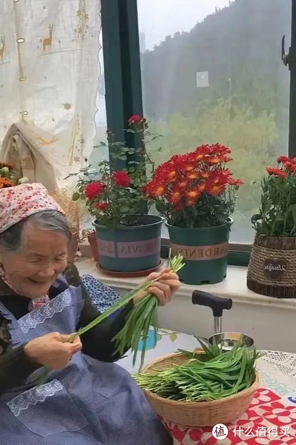 河南一92岁婆婆，一人独居，室内布置的好浪漫，生活依旧有滋有味
