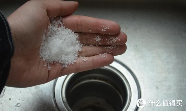 往卫生间里面丢一把盐，效果大大出乎意料，一年可以省下不少钱