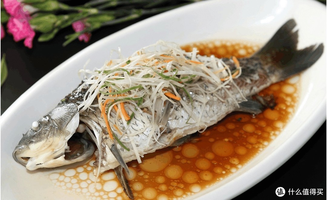 春日食鲜正当时，体验清蒸鲫鱼这道传统美食的魅力
