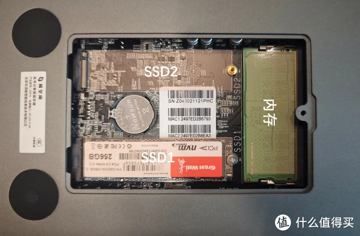 极空间Z4Pro的可扩展SSD和内存插槽