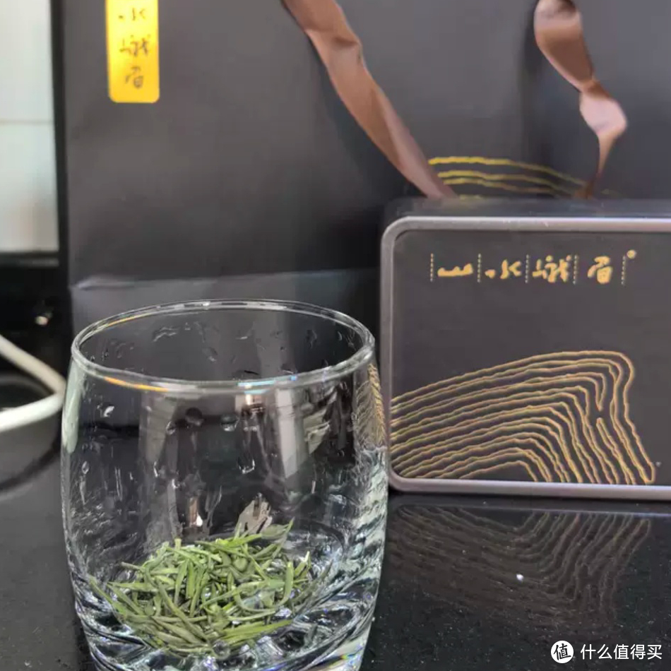 工作间隙，一杯雀舌新绿茶，为你的生活增添一份清新与活力。