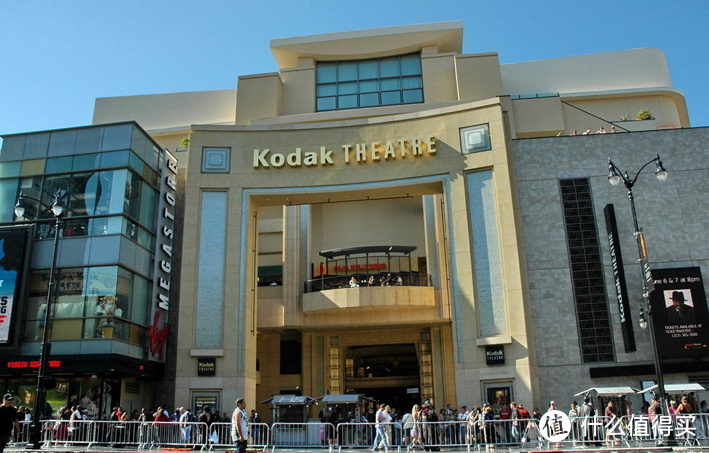 好莱坞星光大道上的奥斯卡颁奖地，曾经的“柯达剧院”是品牌巅峰时的象征，如今已经更名为“杜比剧院”，故人西去，令人唏嘘