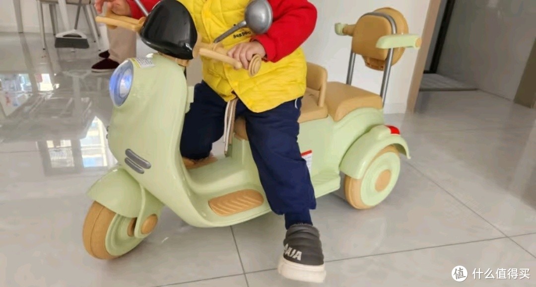 儿童电动摩托车，让孩子成为小区里的焦点！