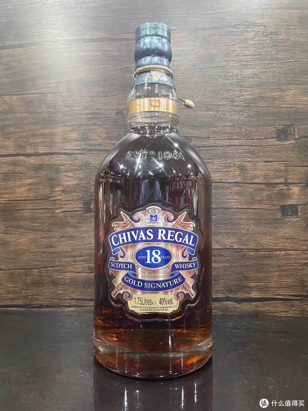 一瓶很有架子的芝华士18年的苏格兰调配型威士忌，它是打了架子的，共有1.75升