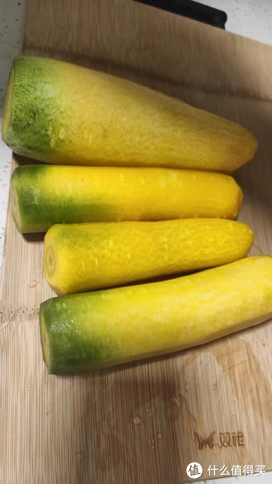 新鲜蔬菜：农家自种糖心黄色胡萝卜