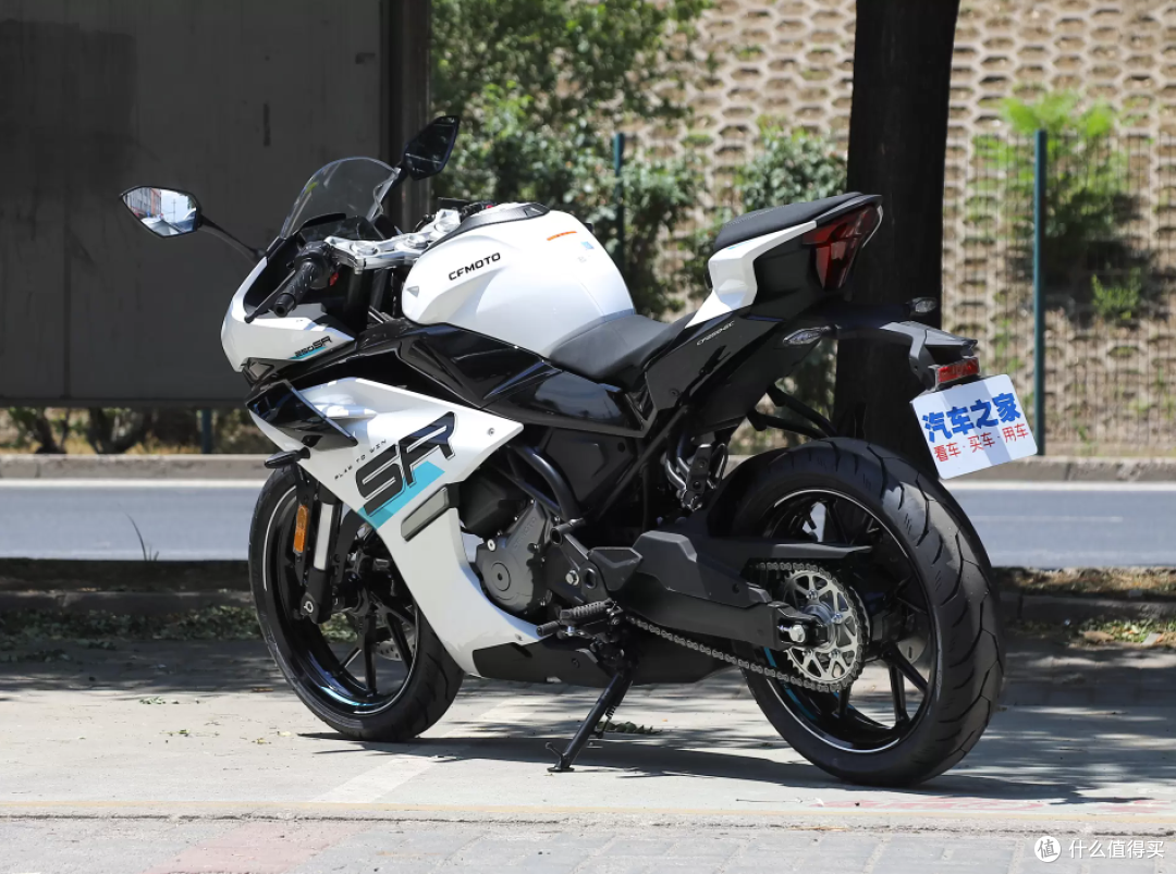 整备质量为155kg,这些参数的组合确保了车辆在操控上的灵活性和稳定性