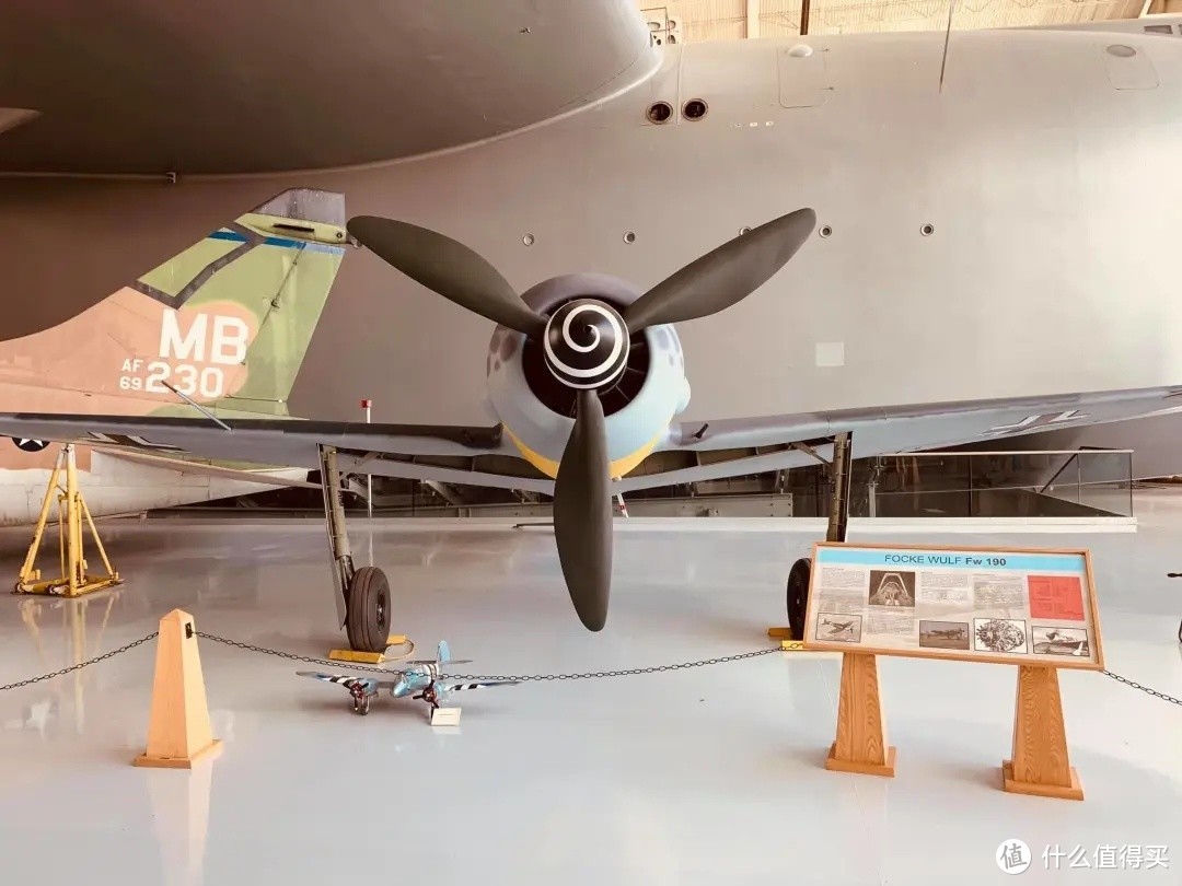 美国国家航空航天博物馆的Fw-190 A-7型复制品，由于外观基本一致，会借用部分该机细节图加以说明。