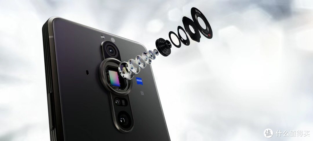 完善优化和本地体验提升上,但索尼手机则在专心致志地研究防尘防水