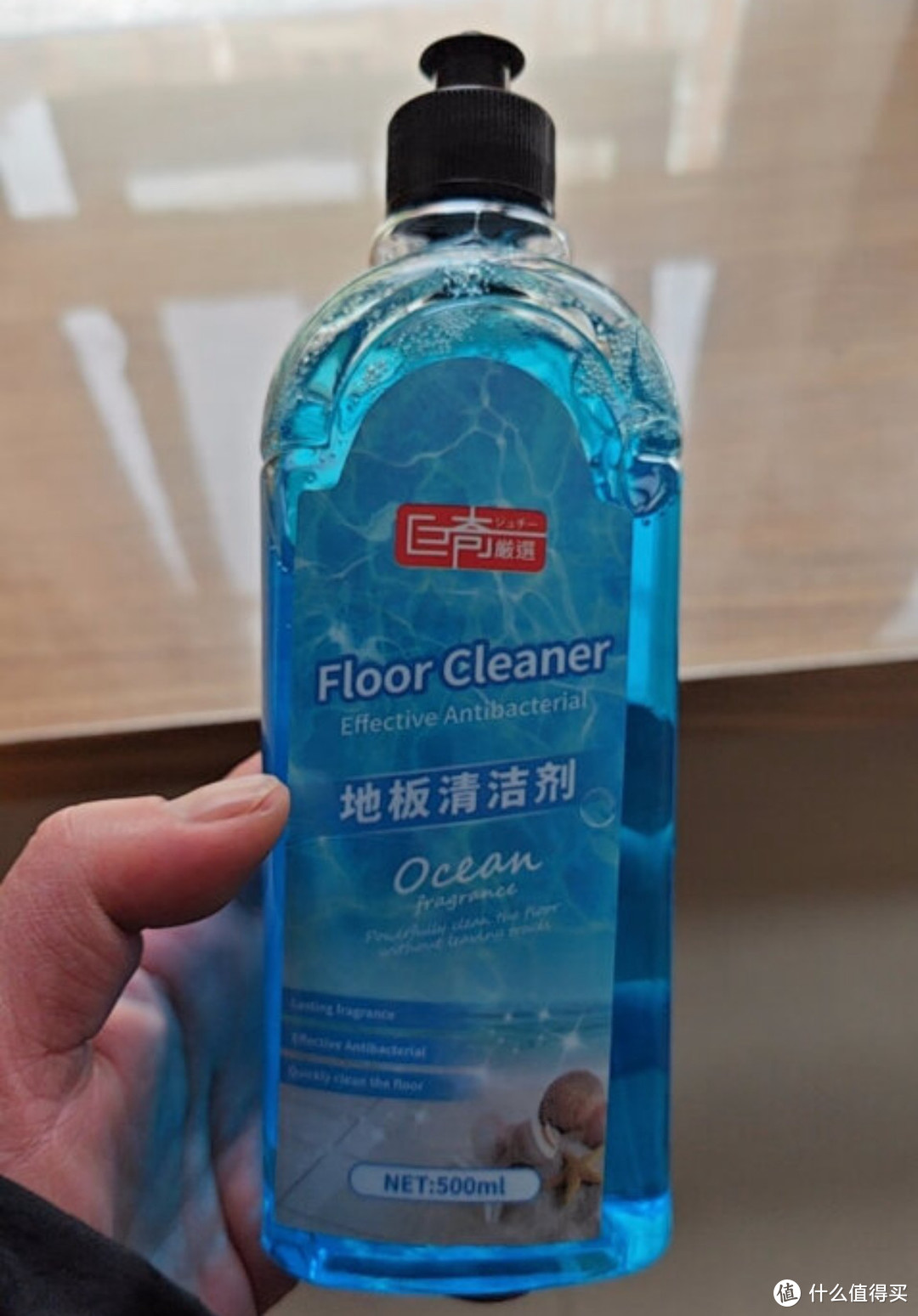 家居必备这款地板清洁剂，让污渍无处遁形。