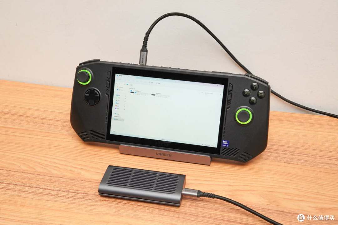 雷电4接口既是掌机也是便携笔电微星msiclaw掌上游戏机外置存储体验