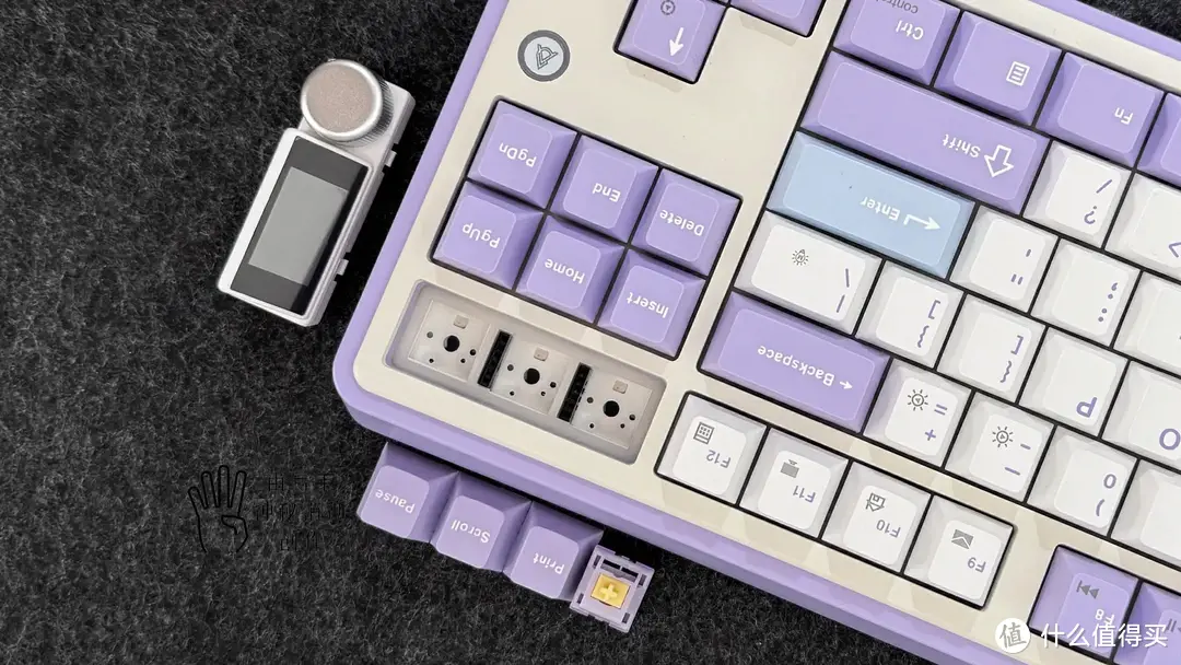 带可插拔屏幕旋钮的黑爵AK870三模机械键盘，颜值性能兼具，把硬件自定义玩出不同花样