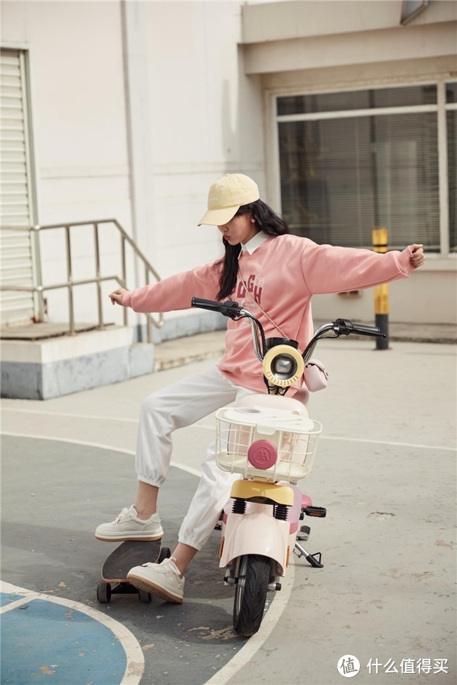 诠释时尚升级爱玛元宇宙pro电动车荣膺2024纽约产品设计奖金奖殊荣