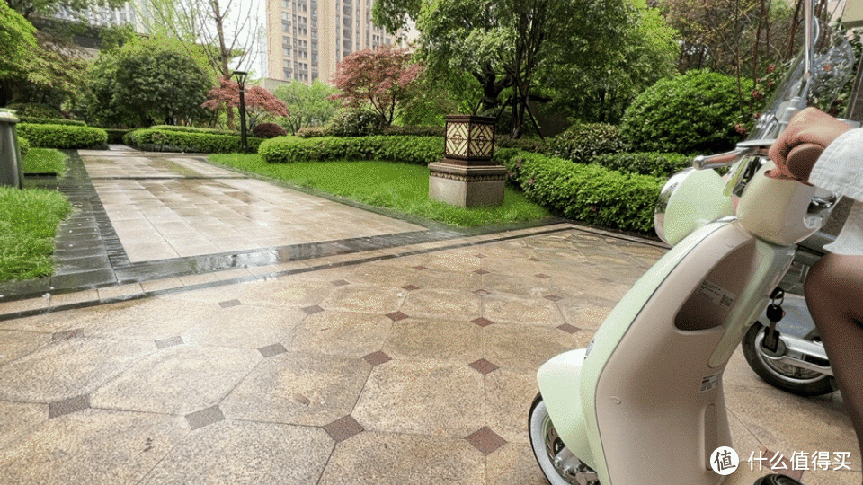 新车落地，再也不担心堵车！雅迪冠能6代Q50使用分享：舒适安全跑得远，超懂女性需求的电动车没错了！