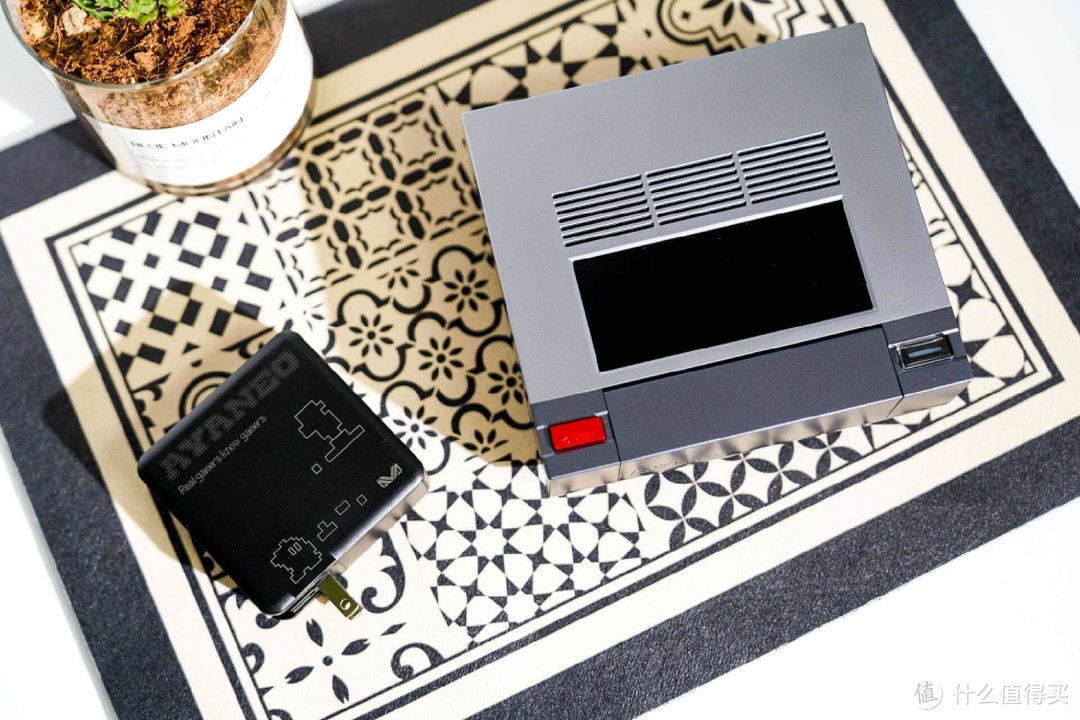 AYANEO Retro Mini PC AM02: NES复古风Mini PC，经典再现！