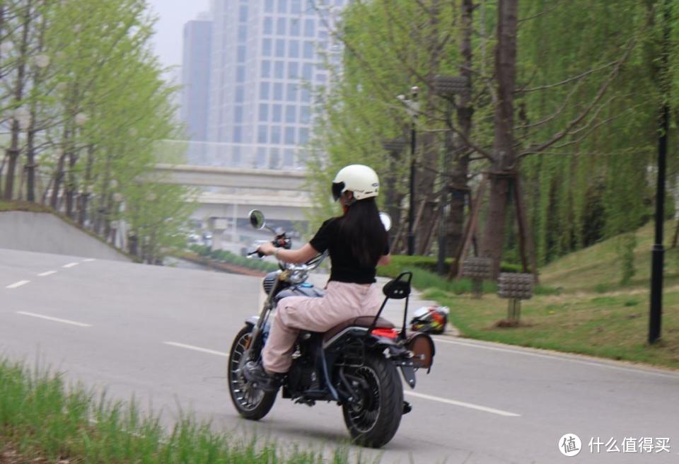 踏春！测评“万元”女神座驾自动挡YOMI ABS版：安全、精致且舒适