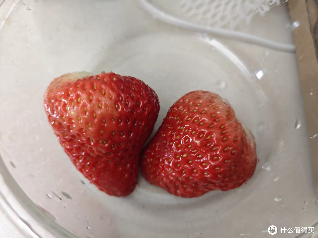 非常新鲜的草莓，好吃又有营养，春季不能少的水果