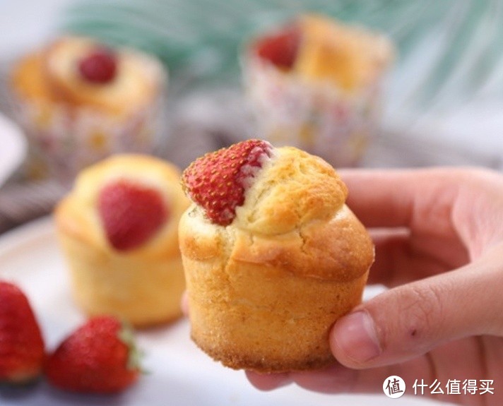 春日烘焙记：草莓马芬蛋糕的甜蜜诱惑