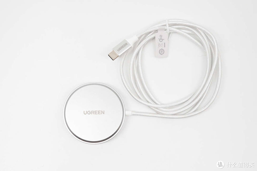 绿联推出首款Qi2磁吸无线充电器，随身携带、畅玩娱乐、从容办公