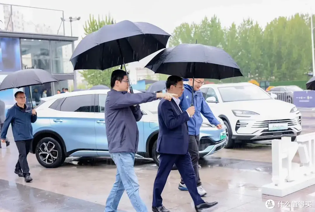 比亚迪总裁王传福上周末冒雨到访临沂市平邑县，挖掘县乡市场的巨大潜力