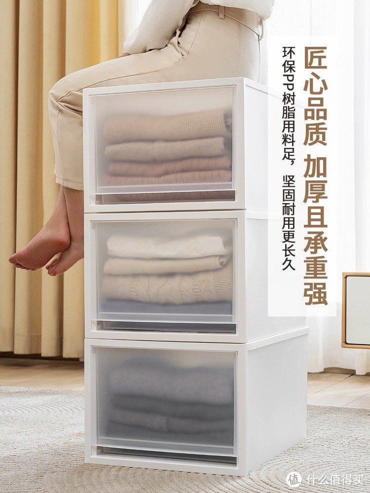 抽拉类似抽屉的收纳箱，让衣柜的空间更好的利用