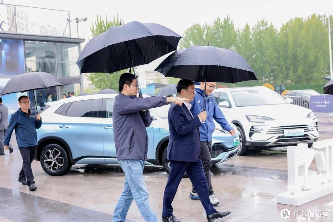 比亚迪总裁冒雨走访县乡市场，诠释实干企业家精神