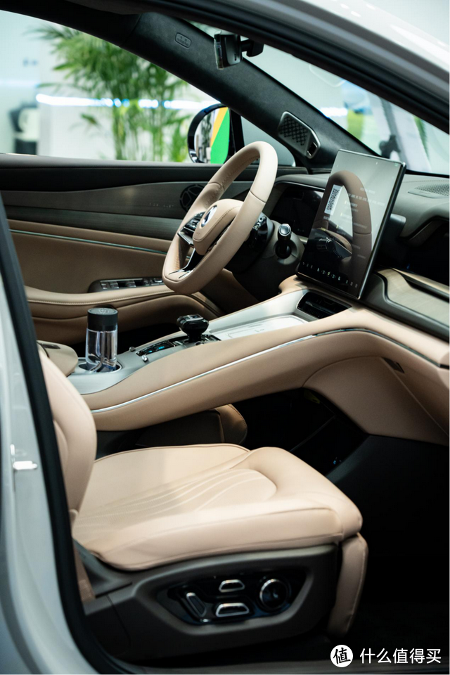 腾势N7豪华SUV：智能、舒适、安全的完美结合，家庭用车首选！