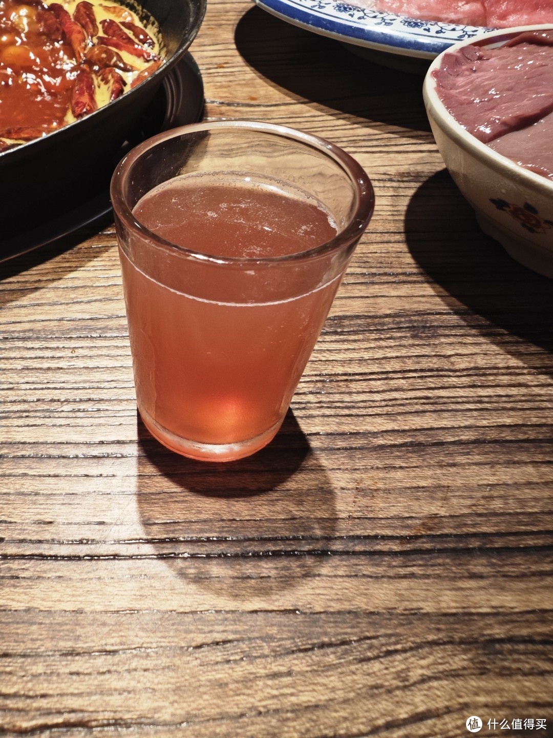 毕竟火锅还是跟啤酒配啊，今天宵夜，四川火锅配燕京酒号的鲜啤