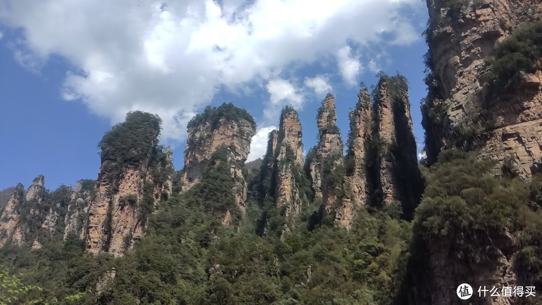 张家界森林公园山水绝佳，山上山下山间溪流。