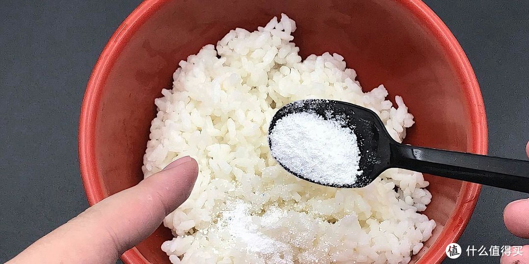 在米饭上面撒一把洗衣粉，比蟑螂药、蚂蚁药还实用，省钱又环保