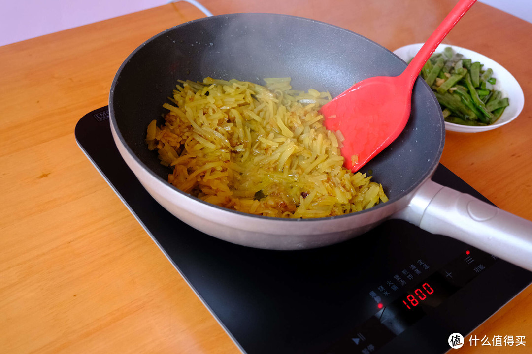 精准稳控，不焦糊：宫菱MEC电磁炉让厨房新手也能成为烹饪高手！