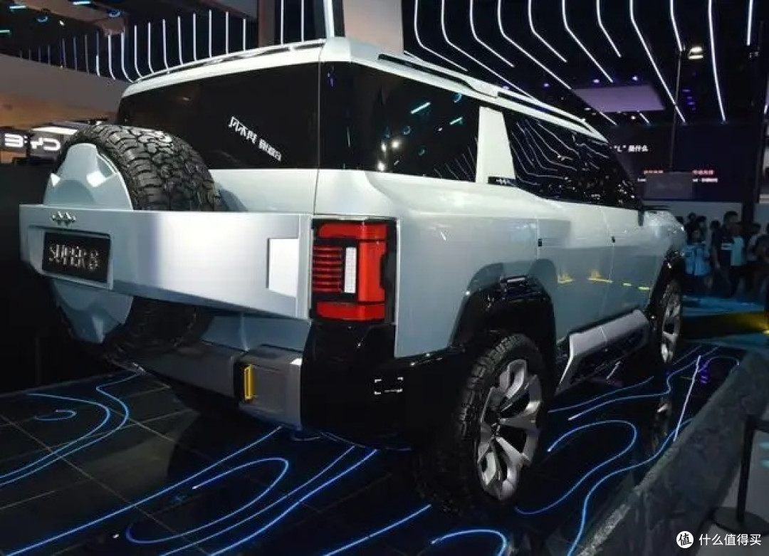 国产"悍马h2",车长5200mm,方盒子车身 外挂式备胎,油耗7.8l