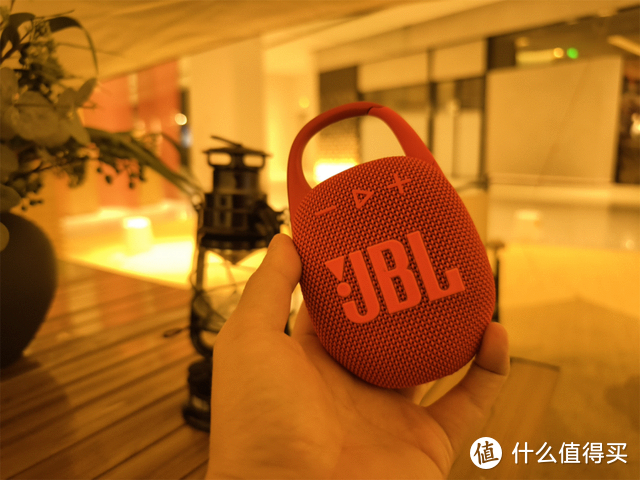 JBL CLIP 5音质算是掌上蓝牙音箱的小霸王，防水耐用，户外音乐之选