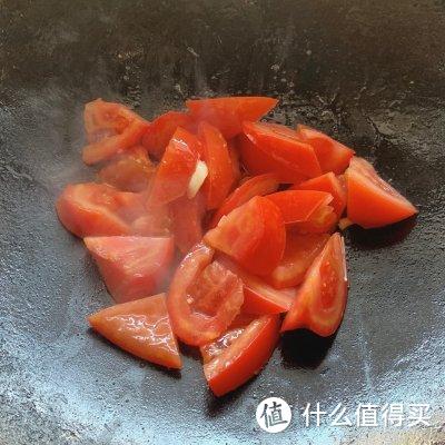 家里人最爱吃我做的番茄金针菇巴沙鱼啦，营养又健康，美味又下饭